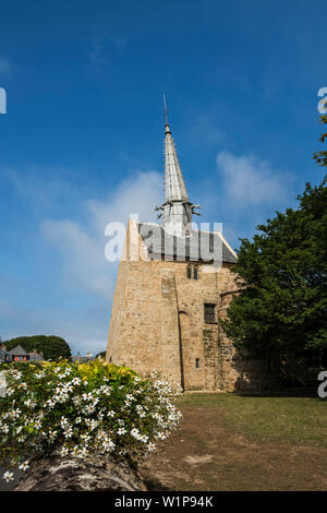 Chiesa con torre pendente, Chapelle Saint-Gonéry, Plougrescant, Côte de Granit Rose, Cotes d'Armor Bretagna, Francia Foto Stock