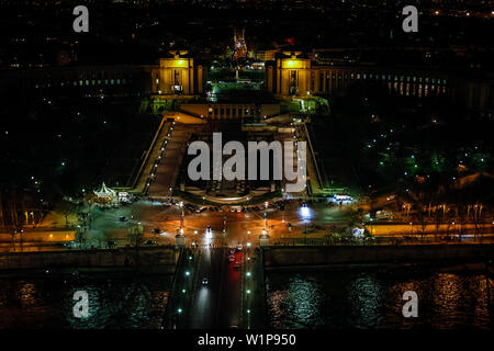 Jardins du Trocadéro visto dalla torre Eiffel di notte, Parigi, Francia, Europa Foto Stock