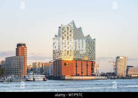 Concert hall Elbphilharmonie sul fiume Elba, HafenCity, città anseatica di Amburgo, Germania settentrionale, Germania, Europa Foto Stock