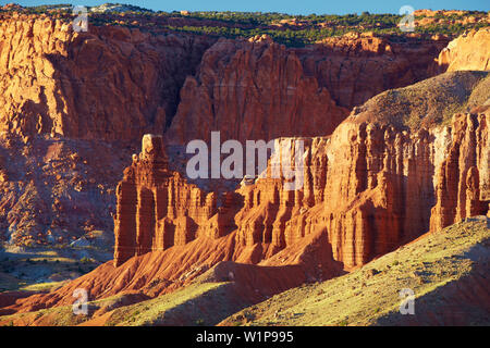 Tramonto al punto panoramico , Chimney Rock , Waterpocket Fold , Parco nazionale di Capitol Reef , Utah , Arizona , U.S.A. , America Foto Stock