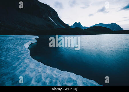 Ice floes in Seewisee in atmosfera serale, E5, Alpenüberquerung, seconda fase, Lechtal, Kemptner Hütte a Memminger Hütte, Tirolo, Austria, Alpi Foto Stock