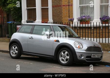 LONDON, Regno Unito - 8 Luglio 2016: Mini Cooper piccola auto parcheggiate in Londra, Regno Unito. Mini è una BMW brand del Gruppo. BMW fabbricato 2,512,635 veicoli in 2016. Foto Stock