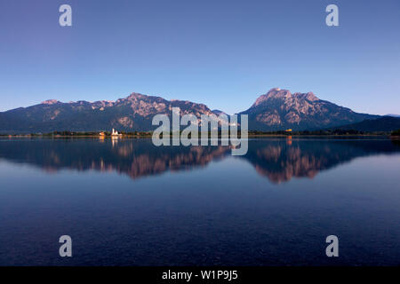 Vista sul lago di Forggensee al castello di Neuschwanstein e Castello di Hohenschwangau e Saeuling, Allgaeu Alpi, Allgaeu, Baviera, Germania Foto Stock