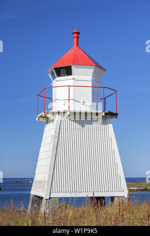 Faro Askevagen dall Oceano Atlantico Road, Vagen, More og Romsdal, Norvegia occidentale, Norvegia, Scandinavia, Nord Europa, Europa Foto Stock