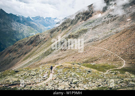 Scalatore passa boulder campo sulla lunga distanza sentiero escursionistico, E5,Alpenüberquerung,5a tappa, Braunschweiger Hütte,Ötztal, Rettenbachferner, Tiefenbachfe Foto Stock