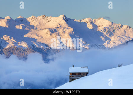 Alp sotto Gerlosstein montagna delle Alpi della Zillertal con vista verso le Alpi di Kitzbühel, Hippach, di Zell am Ziller, Tirolo, Austria, Europa Foto Stock