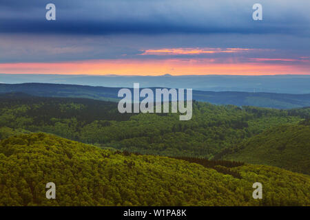 Vista da Grosser Inselsberg verso le montagne della Foresta Turingia, Turingia, Germania Foto Stock