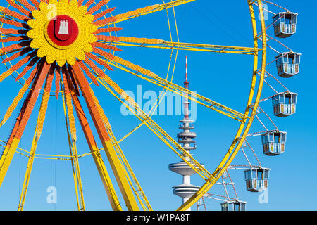 Ruota panoramica Ferris presso la fiera Dom con la torre della televisione in background, Amburgo, Germania Foto Stock