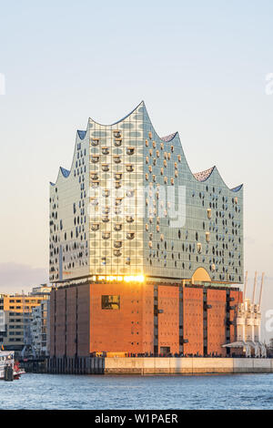 Concert hall Elbphilharmonie sul fiume Elba, HafenCity, città anseatica di Amburgo, Germania settentrionale, Germania, Europa Foto Stock