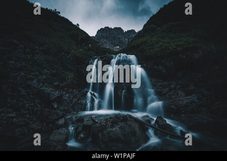 Cascata in montagna, E5, Alpenüberquerung, 1° stadio Oberstdorf Sperrbachtobel a Kemptnerhütte, Algovia, Baviera, Alpi, Germania Foto Stock