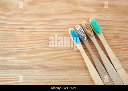 Rifiuti Zero concetto. Spazzolino da denti di bambù su sfondo di legno. Libera in plastica essentials Foto Stock