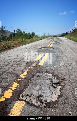 Buca road - danneggiata la superficie stradale in California, Stati Uniti d'America. Foto Stock