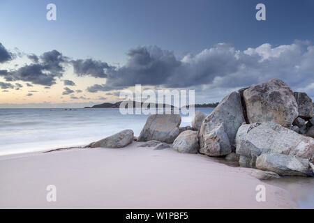 Rocce sulla spiaggia di Pinarellu, est della Corsica, Corsica, Francia meridionale, Francia, Europa meridionale, Europa Foto Stock