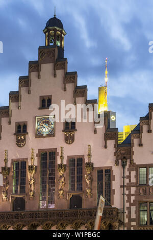 Municipio, facciata di edificio storico , Roemerberg, sfondo Commerbank tower, Frankfurt am Main, Hesse, Germania Foto Stock