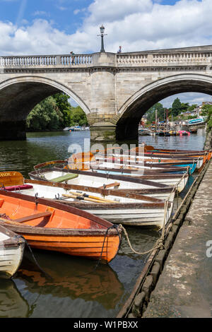 LONDON, Regno Unito - Luglio 02, 2019. Barche in legno di Richmond Bridge noleggio barca azienda ormeggiato sul fiume Tamigi, Richmond, Surrey, Inghilterra Foto Stock