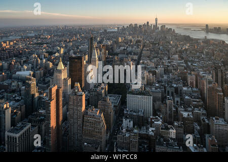 ONE World Trade Center, Flatiron Building, la Statua della Libertà, vista dalla piattaforma di visualizzazione di Empire State Building, Manhattan NYC, New York City, l'unità Foto Stock