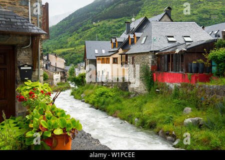 Vielha è il principale centro della Val d'Aran Foto Stock