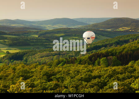 Mongolfiera sopra le colline del Rhon, Hesse, Germania Foto Stock