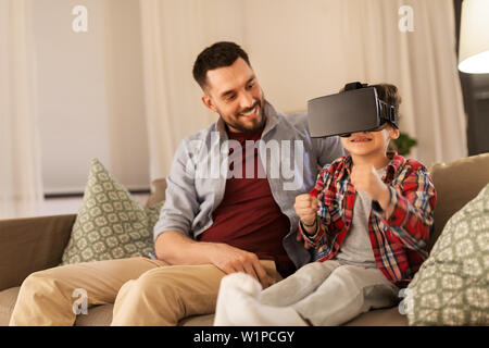 Padre e figlio la riproduzione di video gioco a casa Foto Stock