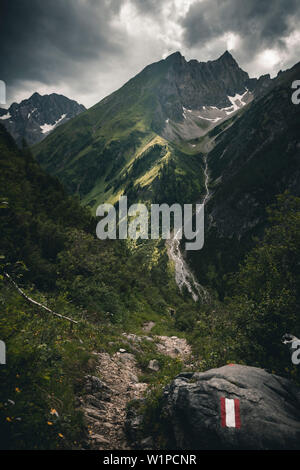 Sentiero di montagna direzione Memminger Hütte, E5, Alpenüberquerung, seconda fase, Lechtal, Kemptner Hütte a Memminger Hütte, Tirolo, Austria, Alpi Foto Stock