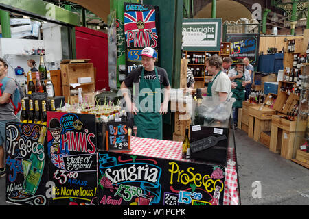 Boroughs Market, mercato di stallo con alcehol, sangria, prosecco, vino, London, Regno Unito Foto Stock