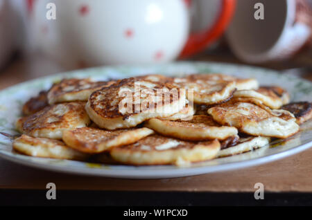 Cucinato al momento hot deliziose frittelle sulla piastra Foto Stock