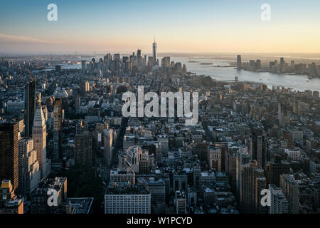 ONE World Trade Center, Flatiron Building, la Statua della Libertà, vista dalla piattaforma di visualizzazione di Empire State Building, Manhattan NYC, New York City, l'unità Foto Stock