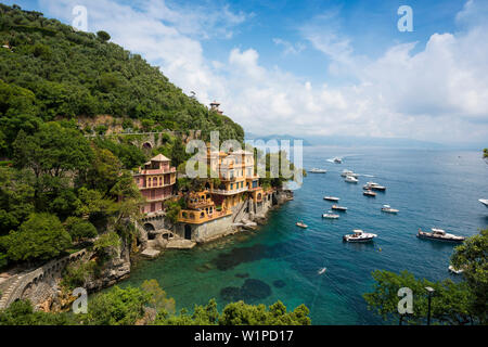 Villaggio con case colorate e Harbour, Portofino Liguria, Italia Foto Stock