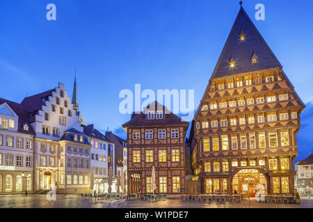 Il mercato con il famoso 'Knochenhaueramtshaus', un mezzo in legno edificio, nel centro storico della città di Hildesheim, Bassa Sassonia, Germania settentrionale, Germania, Foto Stock