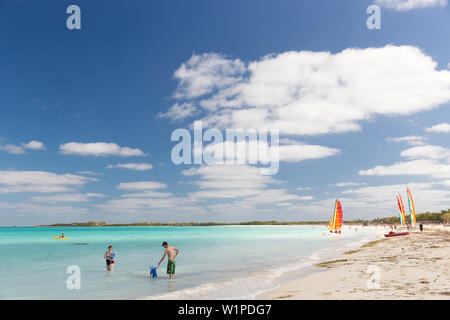 I turisti in Cayo Coco Beach, sabbiosa spiaggia da sogno, mare blu turchese, snorkeling, nuoto, Memorie Flamenco Beach Resort, hotel, viaggio di famiglia a Cuba Foto Stock