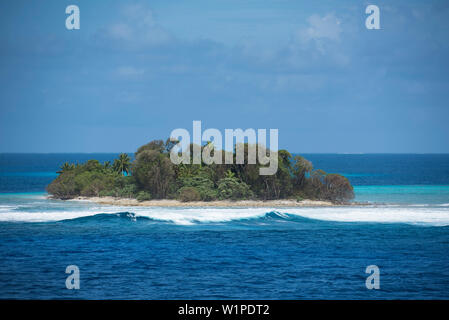 Onde si infrangono sulla riva di una piccola isola coperta di palme, Bock Isola, Ujae Atoll, Isole Marshall, Sud Pacifico Foto Stock