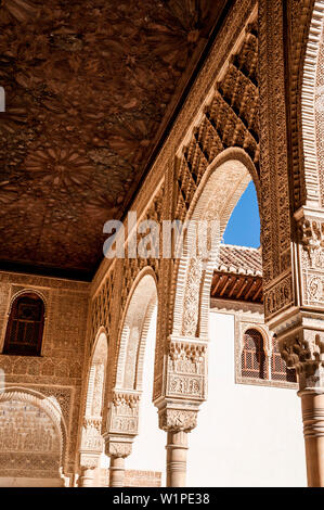 I pilastri e gli archi in l'Alhambra di Granada, Andalusia, Spagna, Europa Foto Stock