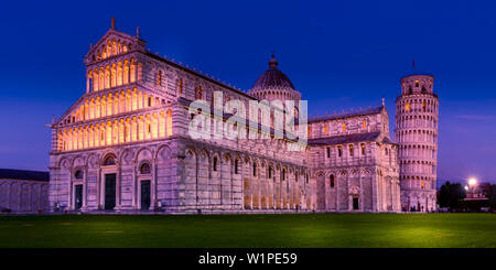La Cattedrale di Pisa e Torre Pendente in Piazza dei Miracoli illuminazione notturna vista, Italia Foto Stock