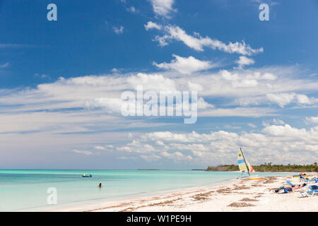 Spiaggia da sogno a Cayo Levisa, nuoto, vacanza in spiaggia, turisti, solitaria spiaggia a Cayo Levisa, piccola e bella spiaggia di sabbia, mare blu turchese, Palm tree Foto Stock