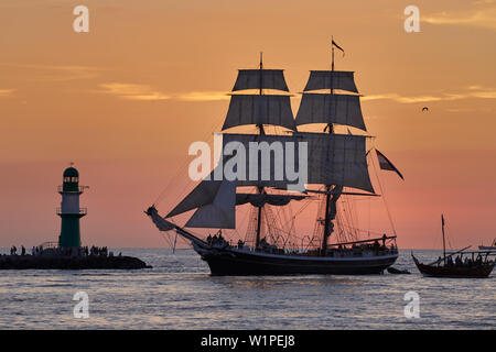 La tradizione vela al tramonto, Hanse Sail Rostock, Warnemuende, Mecklenburg Vorpommern, Germania Foto Stock