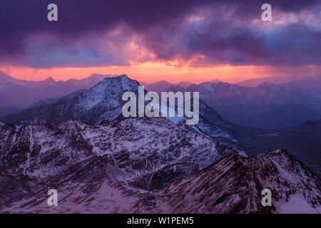 Suggestivo tramonto, coperta di neve mountain range, vista dalla capanna bivouc al Piz Tresero, Valfurva, Lombardia, Alto Adige, Italia Foto Stock
