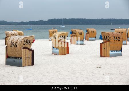 Spiaggia di Laboe nella regione dello Schleswig-Holstein, Germania. Strandkorb è un tipico tedesco spiaggia sede di vimini. Foto Stock