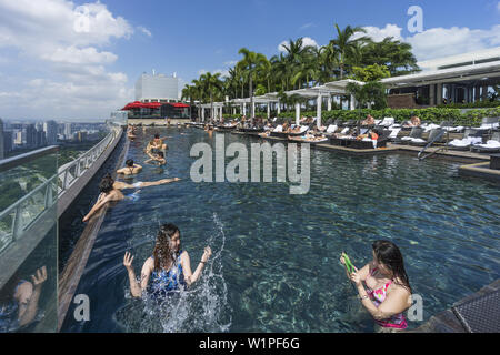 Il Marina Bay Sands , piscina Infinity, Tetto Terasse, Marina Bay, Singapore, Singapur, Southest Asia Foto Stock