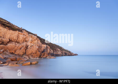 Costa rocciosa e la spiaggia nella baia di Tizzano, Sud Corsica, Corsica, Francia meridionale, Francia, Europa meridionale, Europa Foto Stock