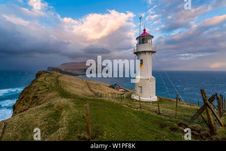 Lonesome faro sull isola di Mykines, Isole Faerøer, Danimarca Foto Stock