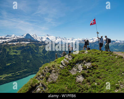 Vista da Augstmatthorn oltre il lago Brienzer vedere delle montagne dell'Eiger, Mönch e Jungfrau, Alpi Oberland Bernese, Svizzera, Europa Foto Stock