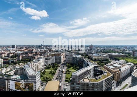 Vista dalla Potsdamer Platz e Leipziger Strasse e la Torre della TV in background, Berlino, Germania Foto Stock