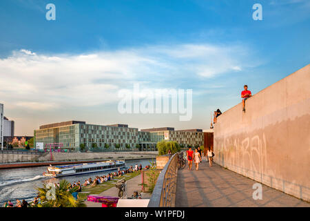 Bar sulla spiaggia spiaggia di capitale al fiume Sprea, quartiere governativo, Berlino, Germania Foto Stock