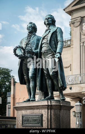 Patrimonio Mondiale UNESCO di Weimar classica, Goethe e Schiller Memorial nella parte anteriore del German National Theatre, Weimar, Turingia, Germania Foto Stock