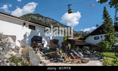 In Germania, in Baviera, Alpi Oberallgaeu, Oberstdorf, vacanze estive, Somerurlaub, rilassante di una gastronomia, Nebelhorn ferrovia di montagna in background, Foto Stock