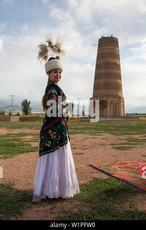 Donna del Kirghizistan in abiti tradizionali, Kirghizistan, Asia Foto Stock