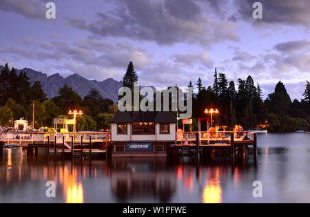 La sera presso il seapromenade, Queenstown, Isola del Sud, Nuova Zelanda Foto Stock