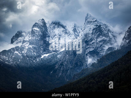 Pareti nord del Wilder Kaiser dopo la prima nevicata con drammatica nuvole, Kaiserbachtal, Wilder Kaiser in Tirolo, Austria Foto Stock