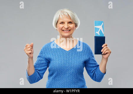 Senior donna con passaporto e biglietto aereo Foto Stock