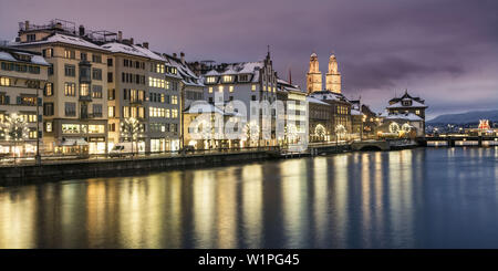 Illuminazione di Natale Limmatquai, cattedrale Grossmunster, inverno, la neve, Zurigo, Svizzera Foto Stock